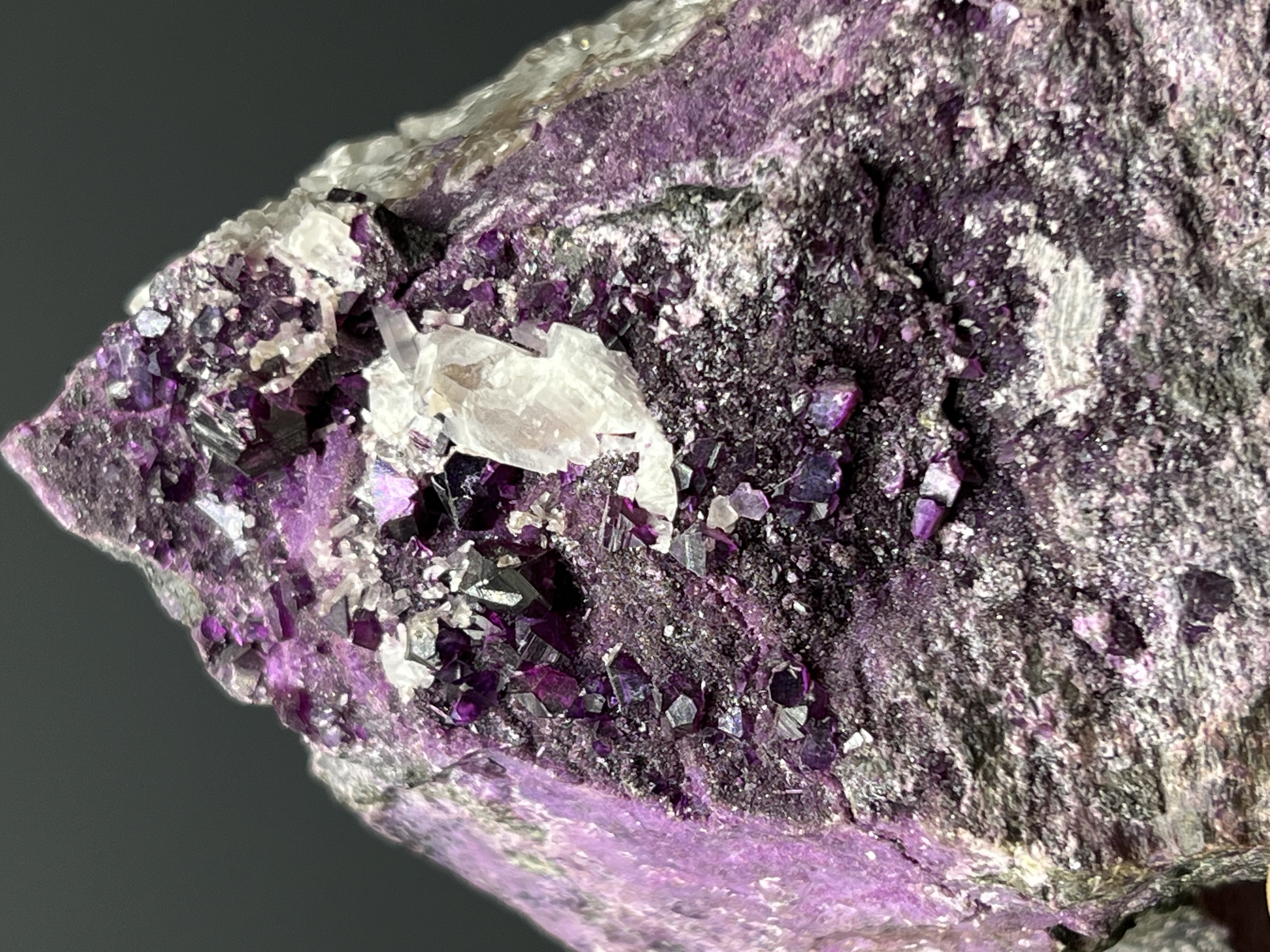 Special Quality Kammererite With Calcite Specimen, 1,8kg