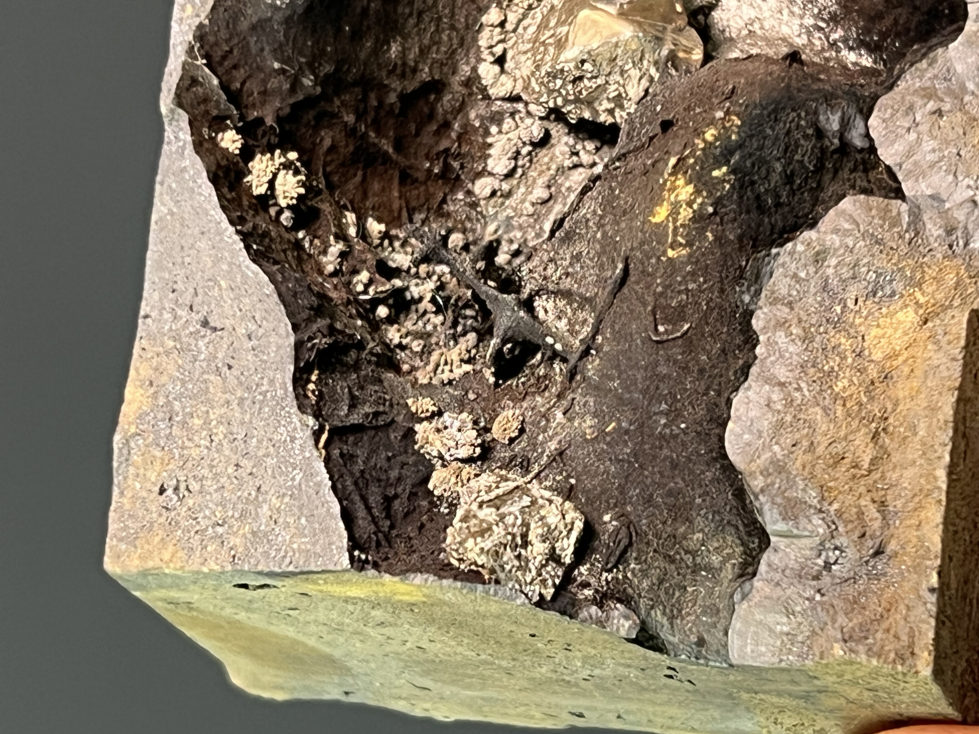 Very Unique Museum Piece, Specularite And Crystal Barite On Goethite