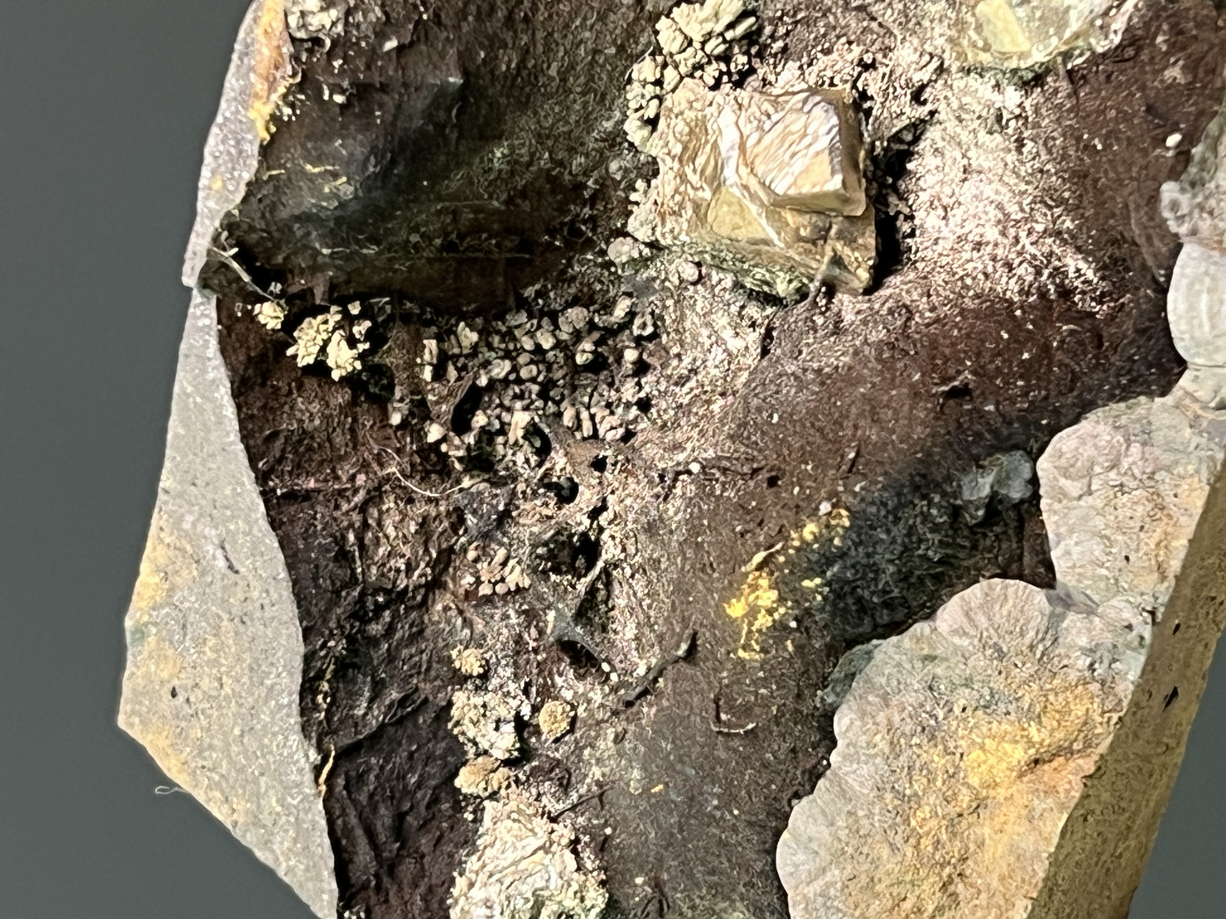 Very Unique Museum Piece, Specularite And Crystal Barite On Goethite