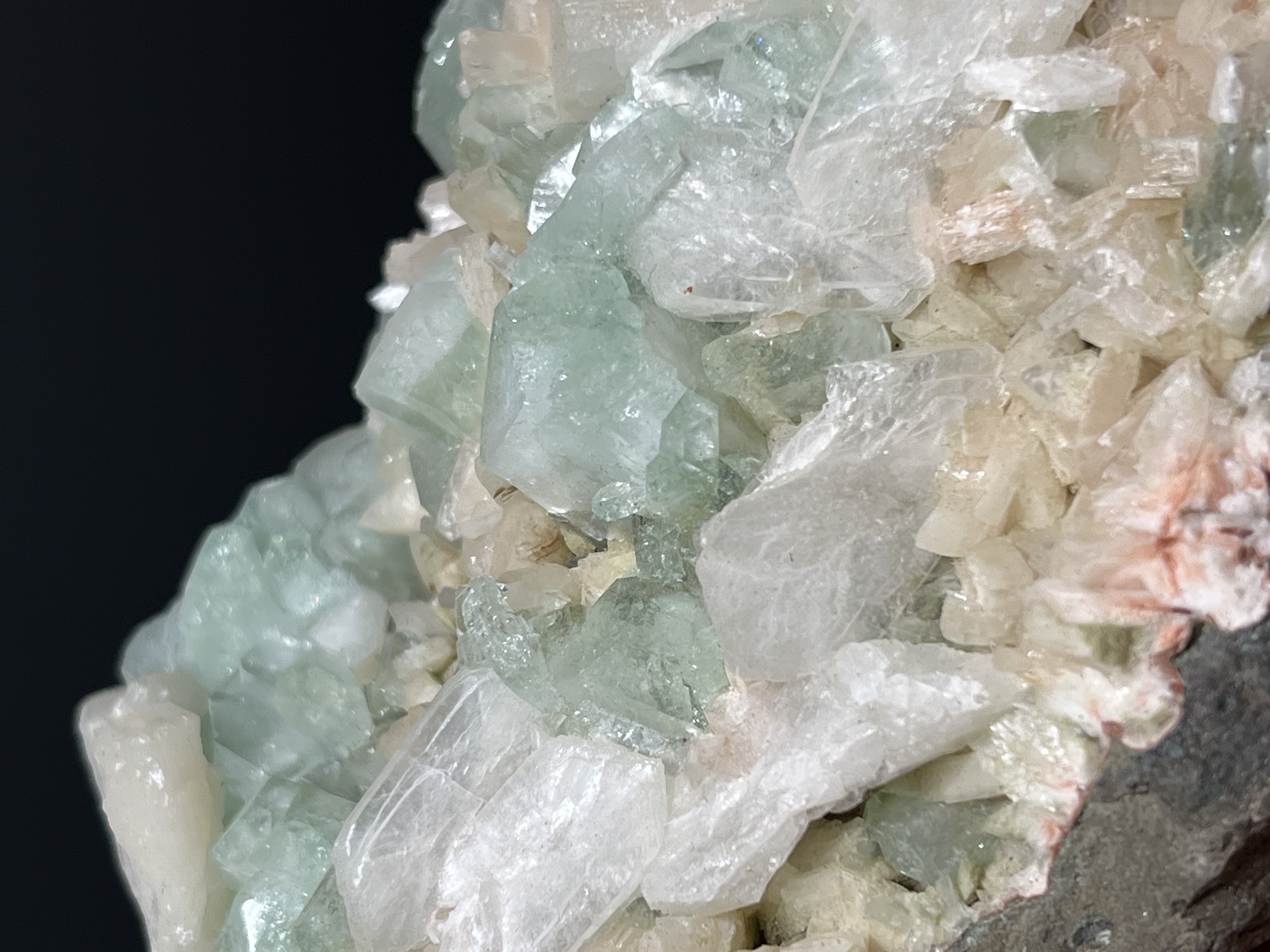 Apophyllite With Heuldanite Specimen, 1kg