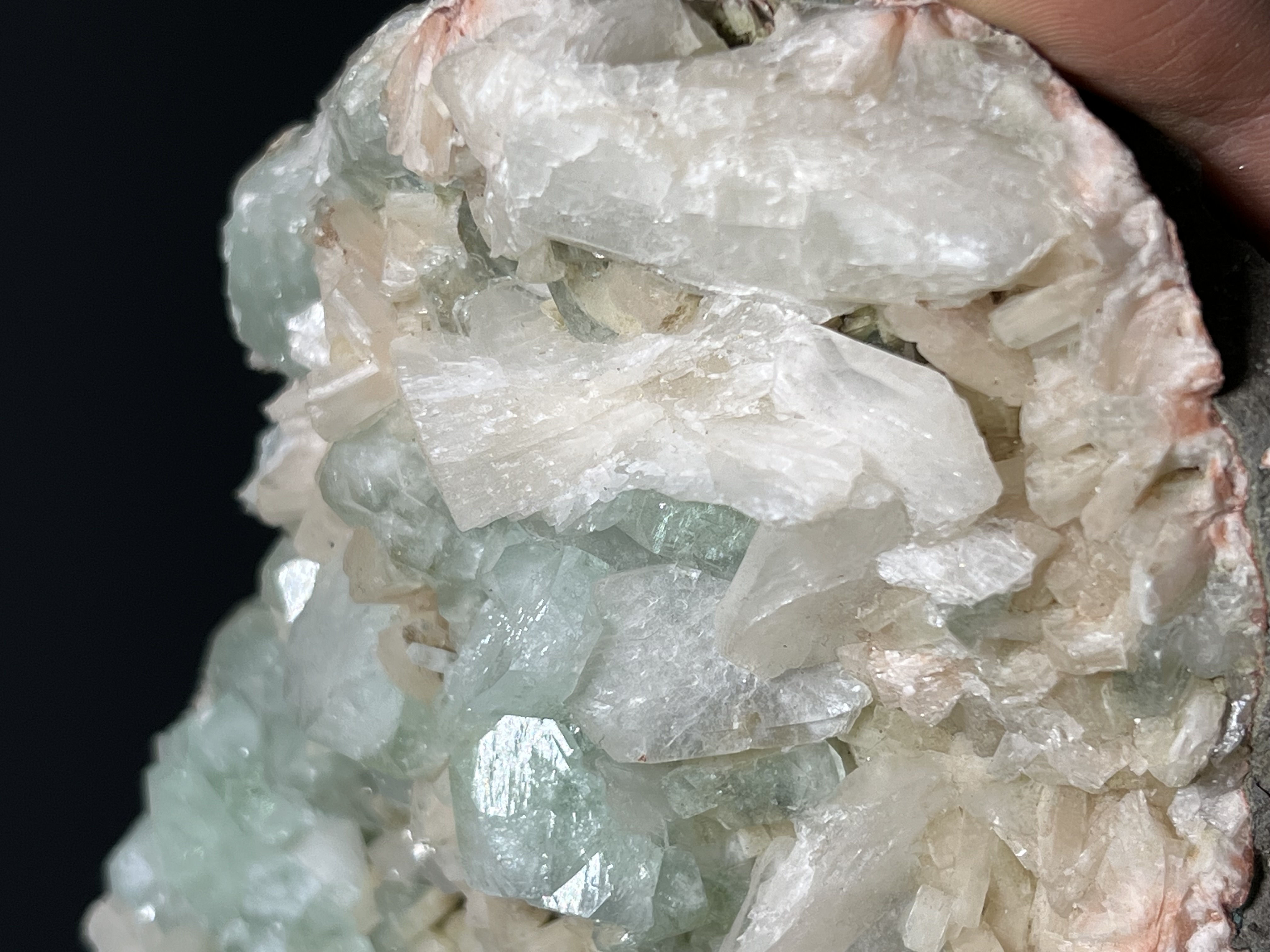 Apophyllite With Heuldanite Specimen, 1kg