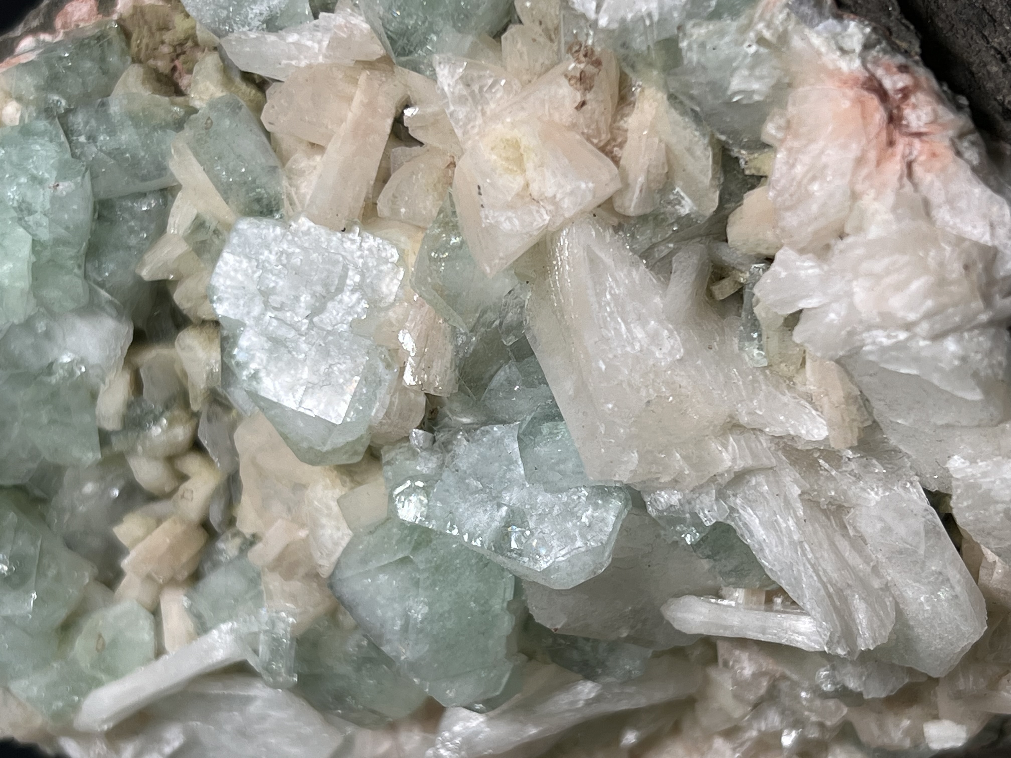 Apophyllite With Heuldanite Specimen, 1kg